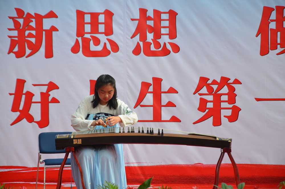 古筝演奏.JPG 古筝演奏.JPG