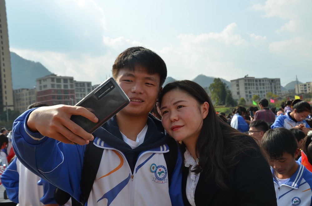 与家人合影.JPG 与家人合影.JPG