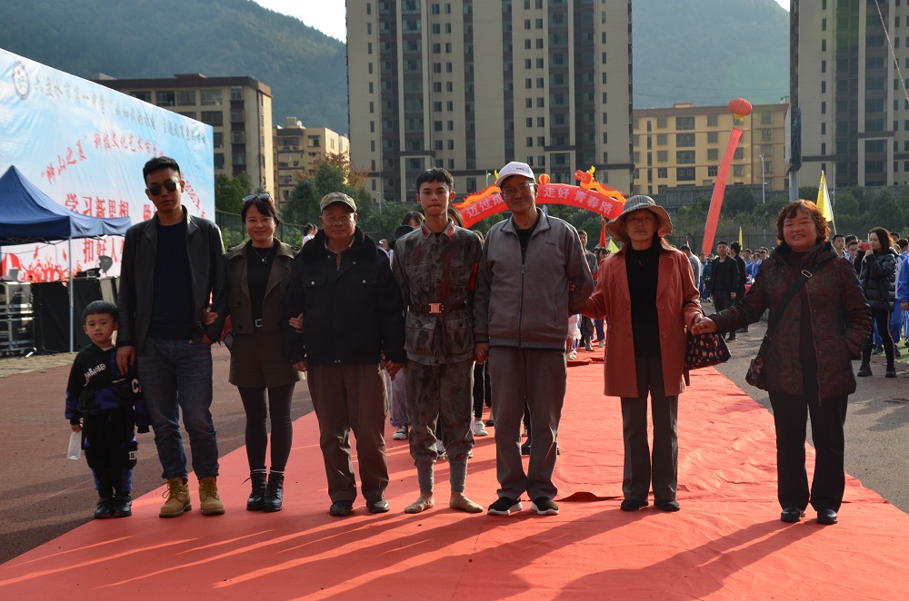 幸福的一大家.JPG 幸福的一大家.JPG