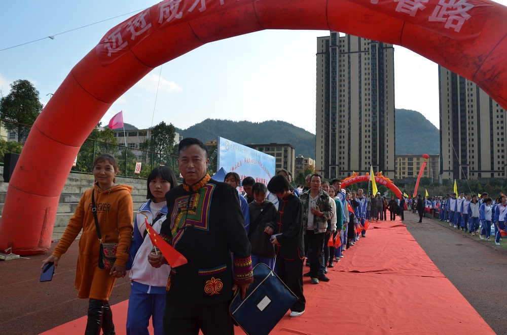 别具特色的服装.JPG 别具特色的服装.JPG